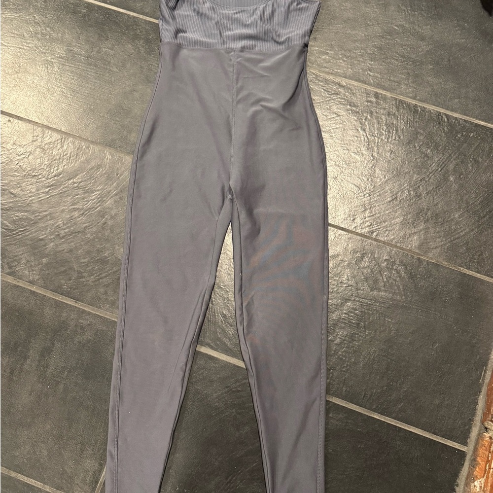 Light Gray Full-Length Jumpsuit with Fitted Bodice and Sleek Silhouette